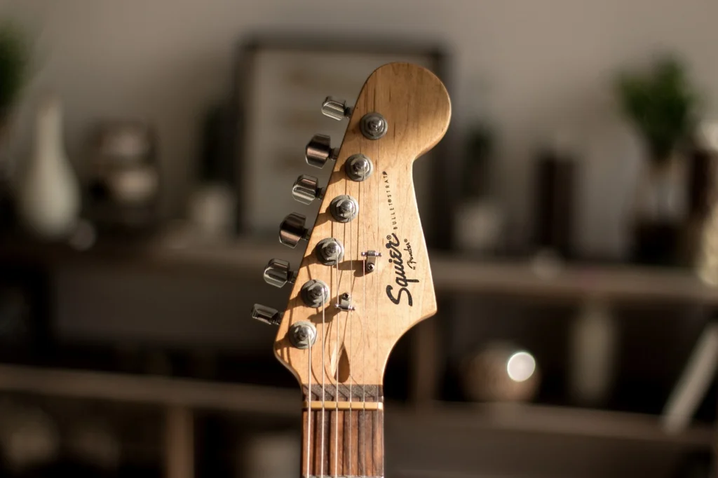 Joven tocando la guitarra para su abuela en una residencia de ancianos