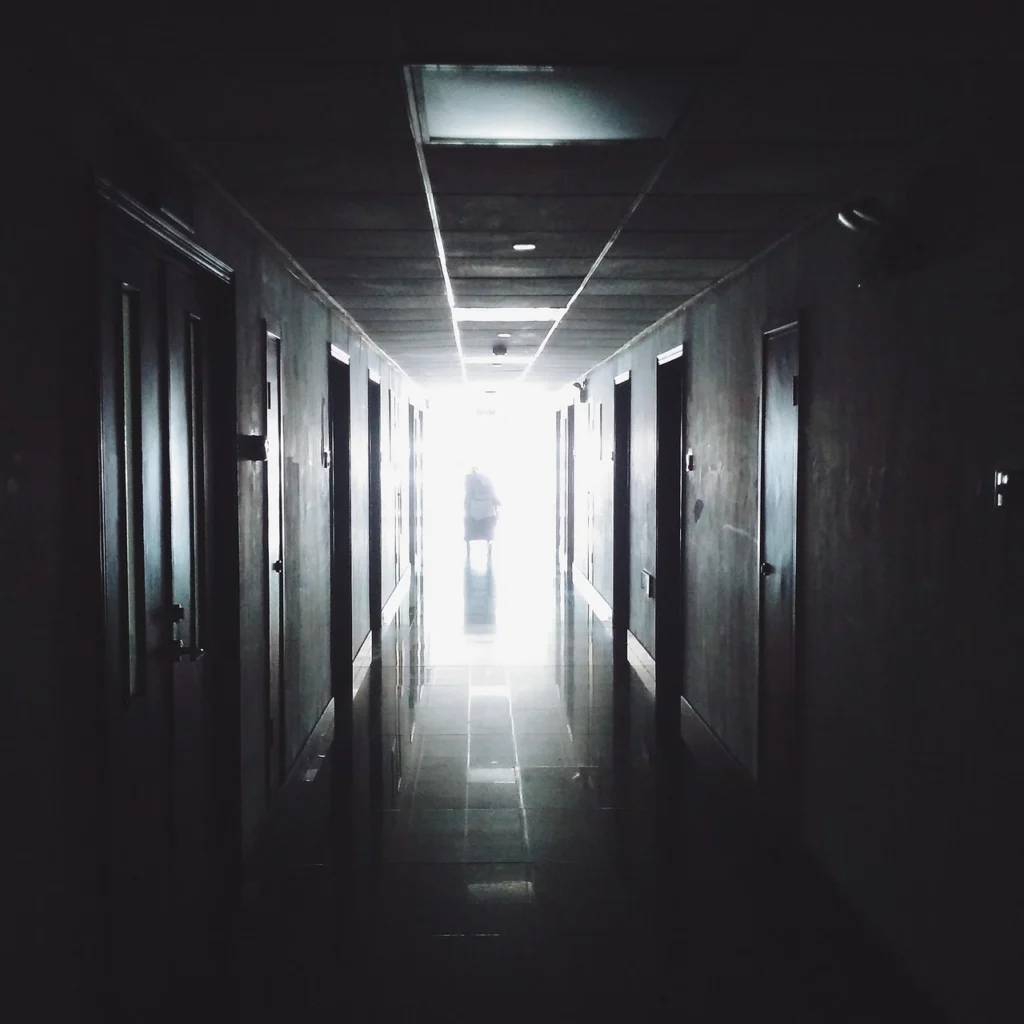 Pasillo de hospital moderno donde ocurre la historia del conserje que era cirujano