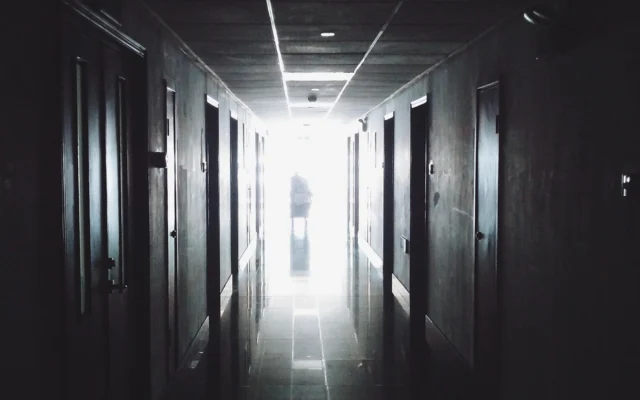 LE GRITÓ «VIEJO ESTORBANDO» AL CONSERJE DEL HOSPITAL… Y LA ENFERMERA LO LLAMÓ «DOCTOR SALVATIERRA»