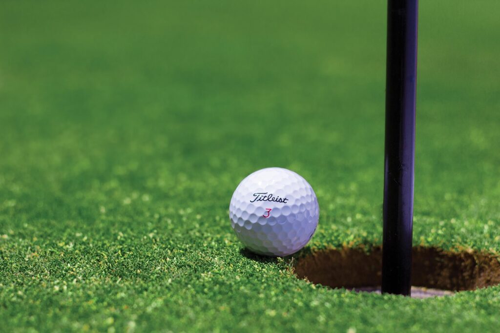 Campo de golf de lujo con un anciano jardinero y un hombre con palo de golf