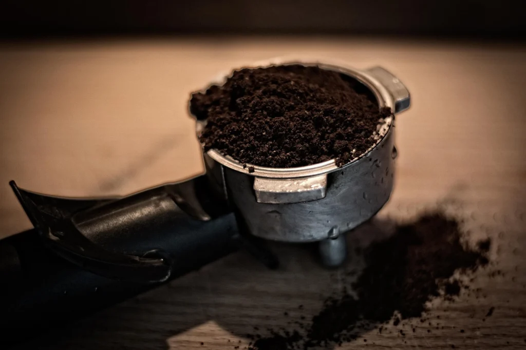 Barista joven señalando con burla a un cafetalero mayor en una cafetería elegante
