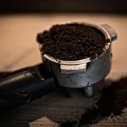 LE TIRÓ LOS GRANOS DE CAFÉ AL SUELO POR VIEJO Y POBRE… Y UNA LLAMADA DESDE LA FINCA REVELÓ QUIÉN ERA