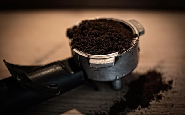 LE TIRÓ LOS GRANOS DE CAFÉ AL SUELO POR VIEJO Y POBRE… Y UNA LLAMADA DESDE LA FINCA REVELÓ QUIÉN ERA