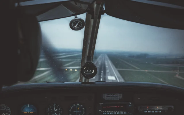 LA NIÑA DE 9 AÑOS TOMÓ LOS CONTROLES DEL AVIÓN… Y LO QUE DIJO POR RADIO SALVÓ A TODOS