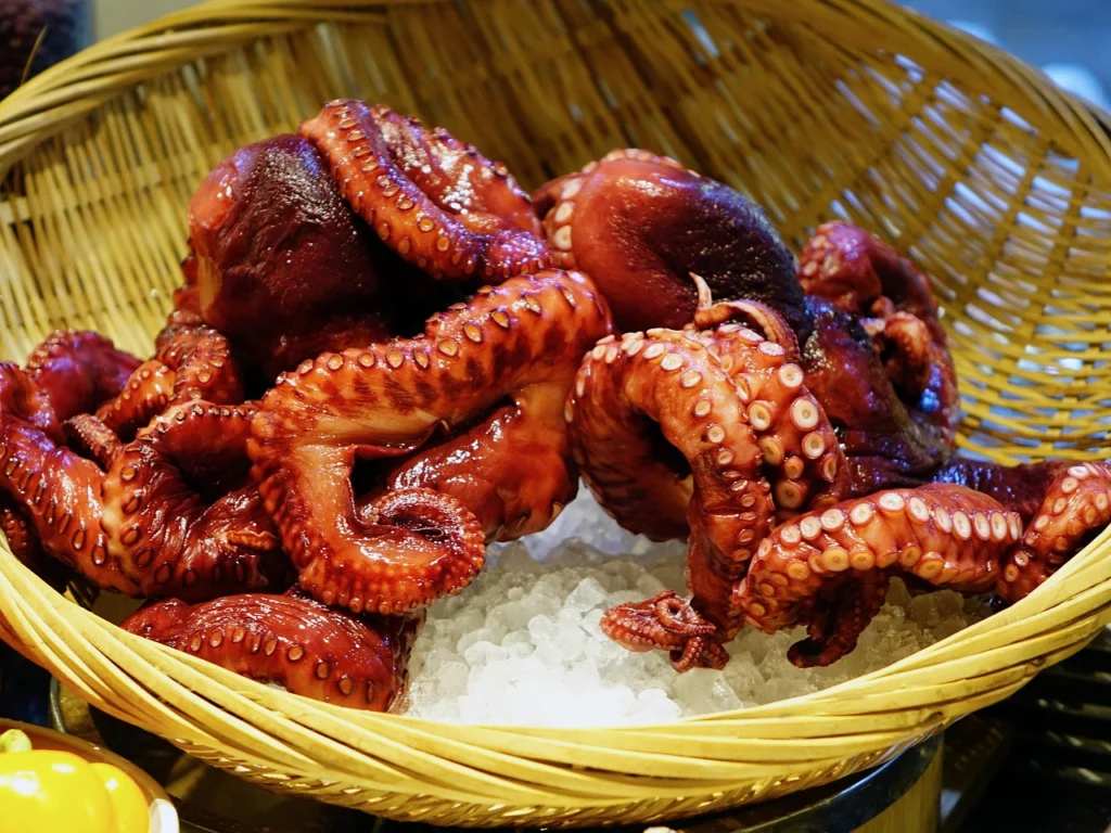 Pescador humillado en restaurante elegante