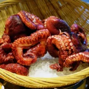 EL MAÎTRE D’ HUMILLÓ AL PESCADOR… HASTA QUE UNA LLAMADA REVELÓ QUIÉN ERA EL DUEÑO